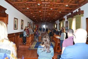  La profesora Celia Jiménez pone voz en el Pleno al manifiesto institucional contra la violencia machista (Foto TA)